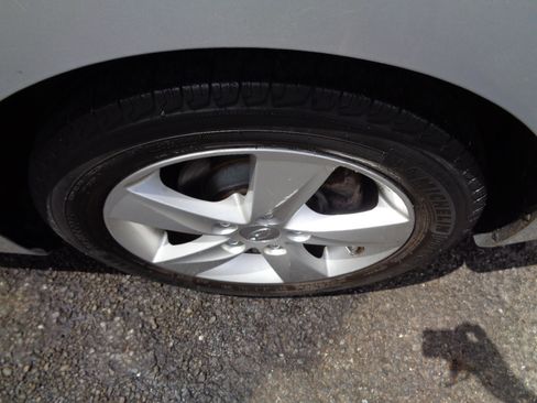 Used 2013 Hyundai Elantra GLS image 25