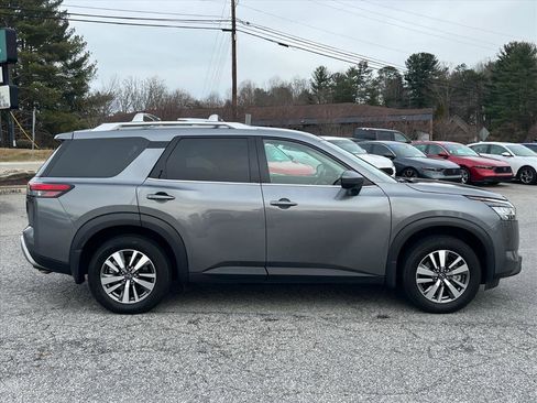 Used 2024 Nissan Pathfinder SL image 3