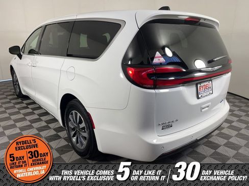 Used 2023 Chrysler Pacifica Touring-L FWD image 6