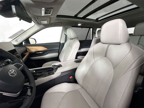 Certified 2026 Toyota Grand Highlander AWD image 3