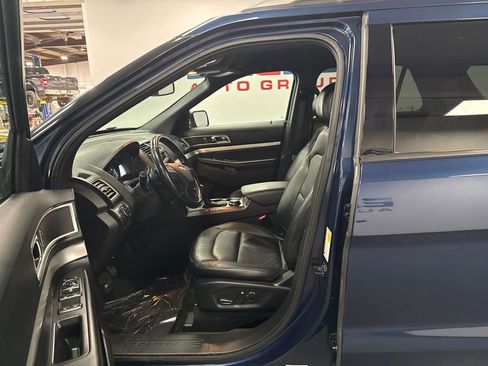 Used 2017 Ford Explorer XLT w/ Equipment Group 202A AWD/4WD image 18
