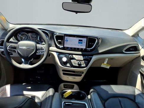 Used 2023 Chrysler Pacifica Touring-L FWD image 8