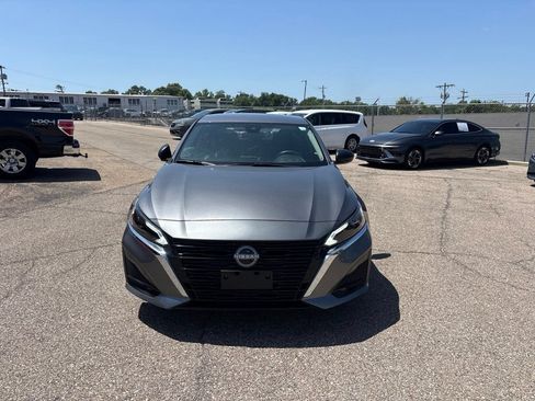 Used 2025 Nissan Altima 2.5 SV FWD image 2