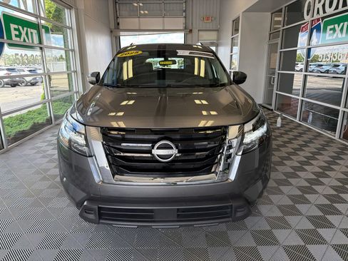 Used 2025 Nissan Pathfinder SV AWD/4WD image 2