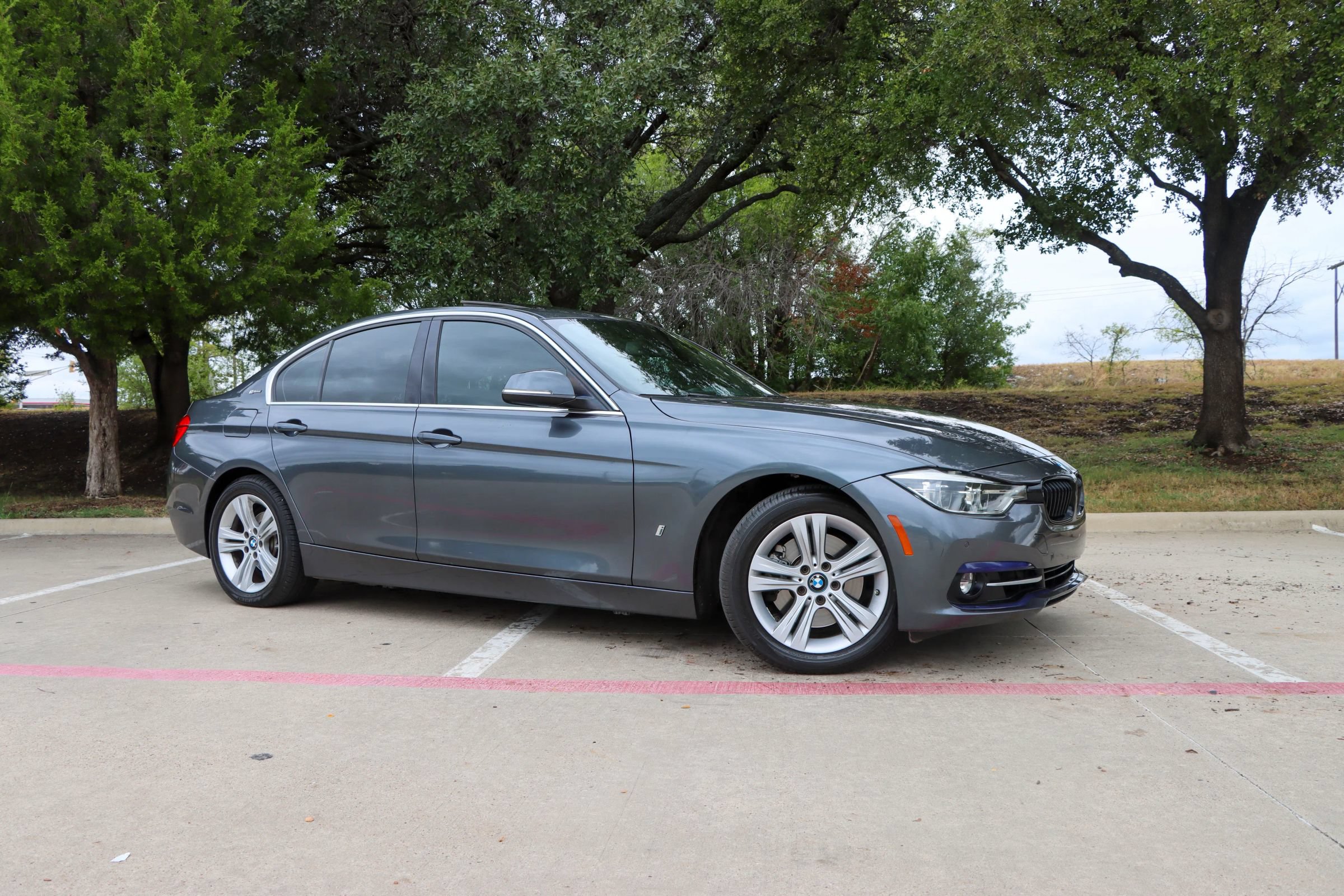 Used 2018 BMW 330e w/ Premium Package RWD image 1