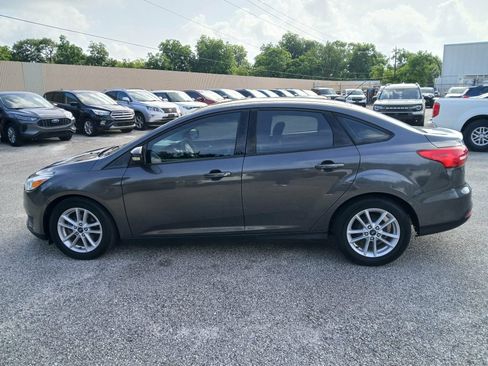 Used 2017 Ford Focus SE FWD image 4