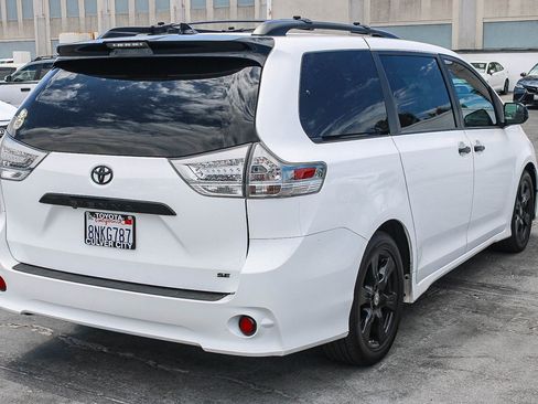Used 2020 Toyota Sienna SE w/ Nightshade Edition FWD image 14