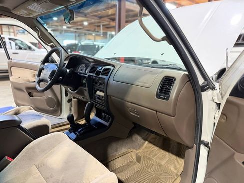Used 2002 Toyota 4Runner SR5 AWD/4WD image 16