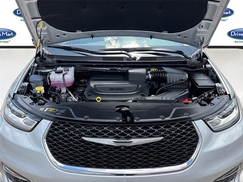 Used 2026 Chrysler Pacifica Limited FWD image 32