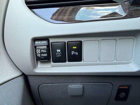 Used 2019 Toyota Sienna XLE Premium w/ Protection Package FWD image 18