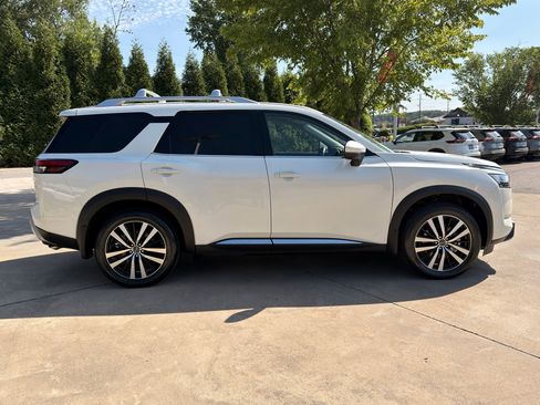 Certified 2024 Nissan Pathfinder Platinum w/ Black Appearance Package AWD/4WD image 7