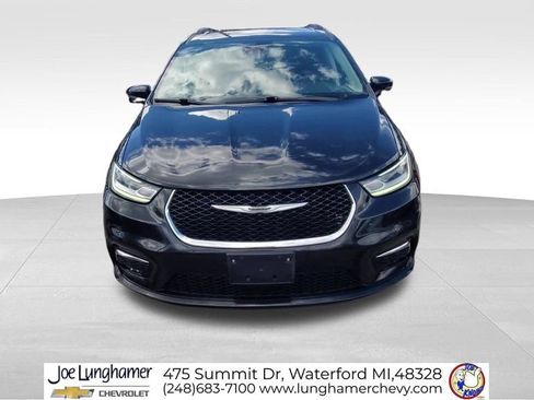 Used 2022 Chrysler Pacifica Touring-L FWD image 3