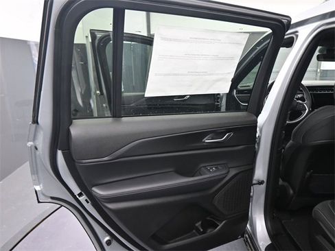 New 2025 Jeep Grand Cherokee L Laredo image 38