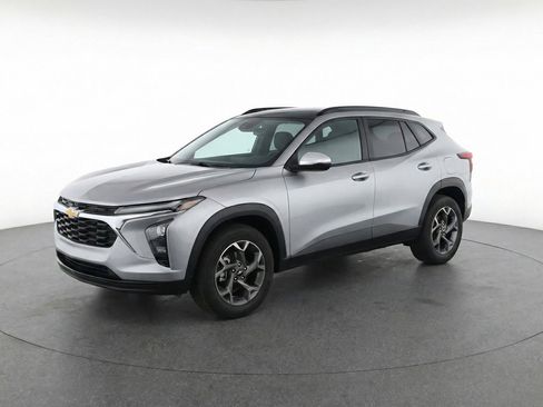 Used 2025 Chevrolet Trax LT FWD image 3