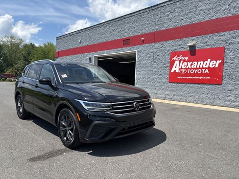 Used 2022 Volkswagen Tiguan SE AWD/4WD image 1