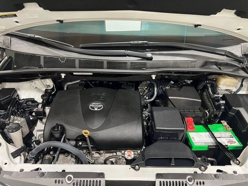 Used 2018 Toyota Sienna XLE image 45