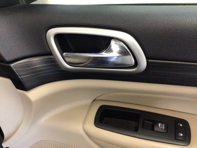 Used 2019 Jeep Grand Cherokee Laredo AWD/4WD image 10