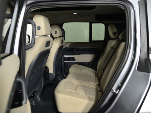 Used 2020 Land Rover Defender 110 SE image 13