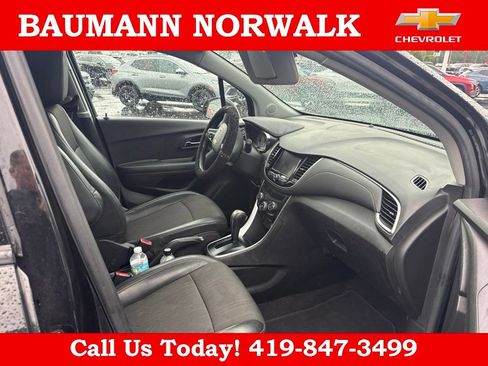 Used 2022 Chevrolet Trax LT w/ LT Convenience Package FWD image 9