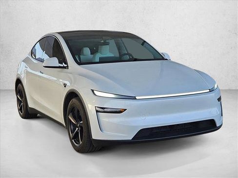 Used 2026 Tesla Model Y Long Range image 3