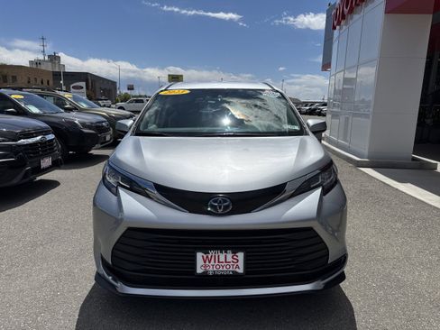 Used 2023 Toyota Sienna LE FWD image 5