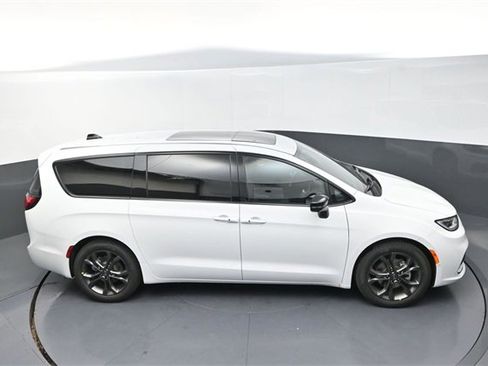 New 2026 Chrysler Pacifica Select image 16