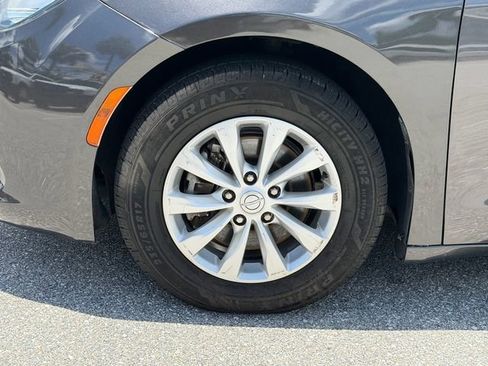 Used 2017 Chrysler Pacifica Touring w/ Tire & Wheel Group FWD image 4