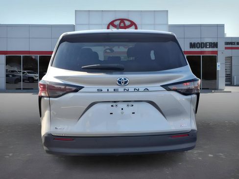 Used 2025 Toyota Sienna XLE FWD image 6