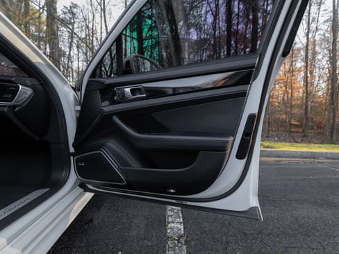 Used 2017 Porsche Panamera image 32