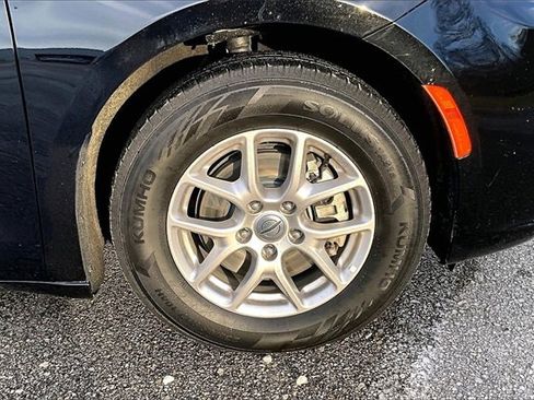 Used 2024 Chrysler Pacifica Touring-L image 8