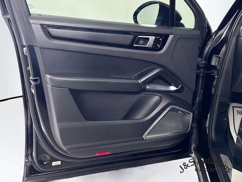 Used 2020 Porsche Cayenne Turbo w/ Assistance Package image 22