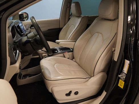Used 2018 Chrysler Pacifica Limited w/ Advanced Safetytec Group FWD image 3