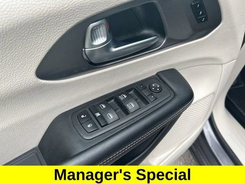 Used 2023 Chrysler Pacifica Touring-L FWD image 12