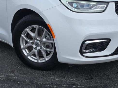 Used 2024 Chrysler Pacifica Touring-L FWD image 3