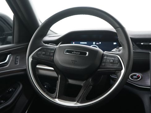 Used 2025 Jeep Grand Cherokee L Limited w/ Luxury Tech Group II image 16