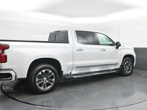 Used 2024 Chevrolet Silverado 1500 High Country w/ Z71 Off-Road Package AWD/4WD image 9