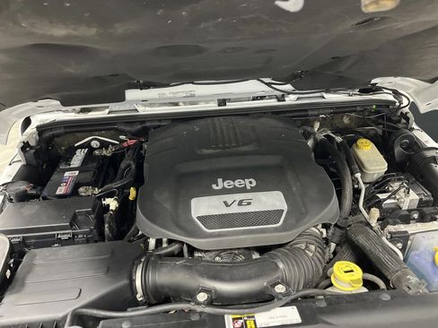 Used 2016 Jeep Wrangler Unlimited Rubicon image 35