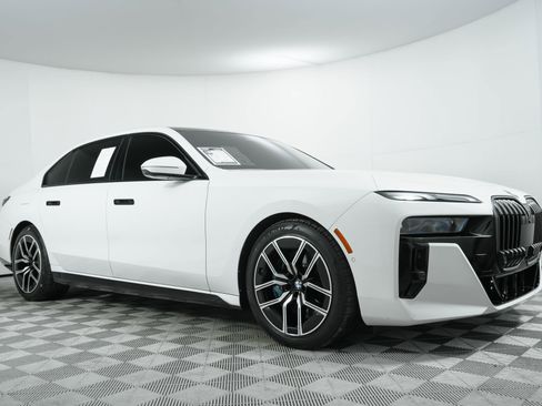 Used 2023 BMW 740i w/ Parking Assistance Package image 10