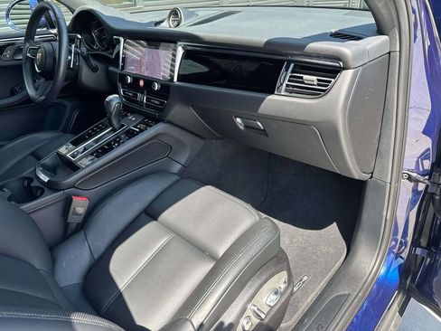 Certified 2025 Porsche Macan AWD/4WD image 18