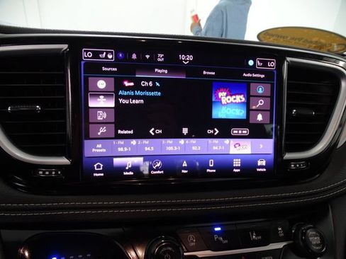 Certified 2025 Chrysler Pacifica Limited FWD image 11