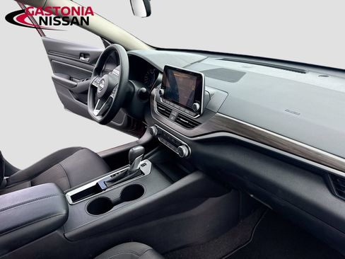 Used 2025 Nissan Altima 2.5 SV FWD image 35