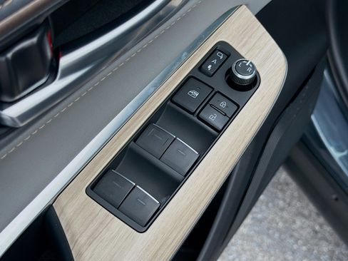 Used 2022 Toyota Venza XLE image 22