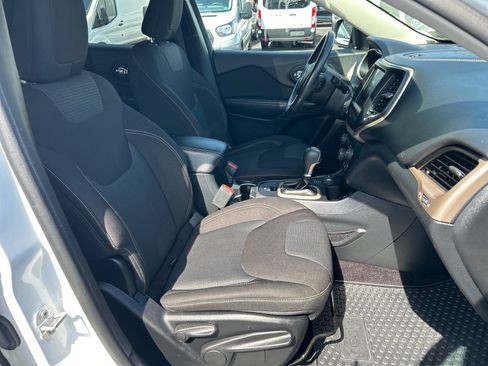 Used 2016 Jeep Cherokee Latitude w/ Cold Weather Group AWD/4WD image 18