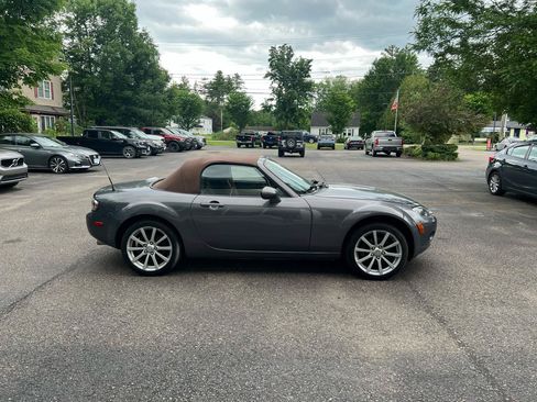 Used 2006 MAZDA MX-5 Miata Grand Touring RWD image 6