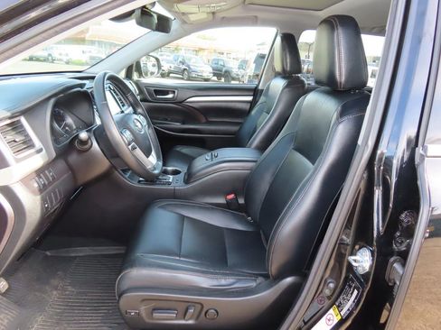 Used 2018 Toyota Highlander XLE image 3