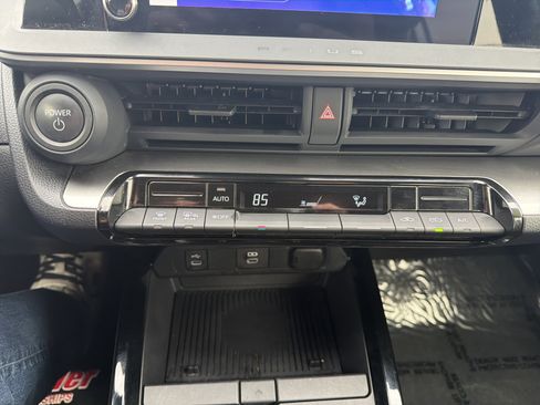 Used 2025 Toyota Prius LE image 28