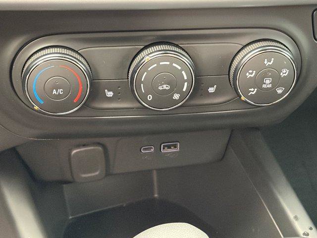 Used 2025 Chevrolet Trax RS w/ Sunroof Package FWD image 15