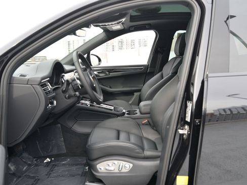 Certified 2026 Porsche Macan AWD/4WD image 5