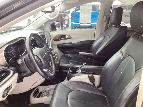 Used 2017 Chrysler Pacifica Touring-L image 18