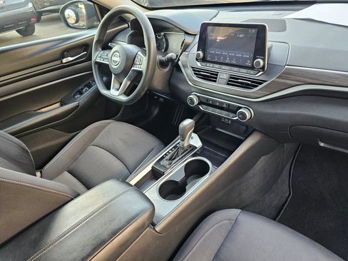 Used 2024 Nissan Altima 2.5 SV FWD image 11